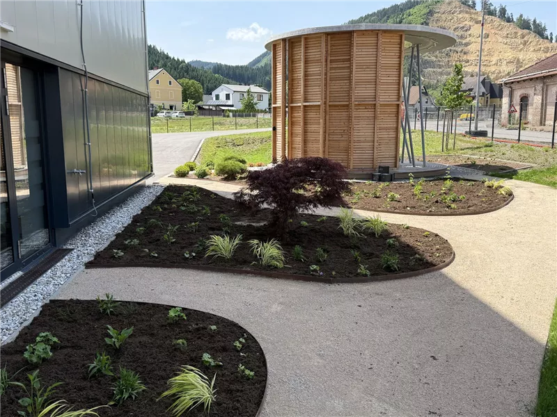 Geschwungene Wege mit wassergebundener Wegedecke und neue Beete