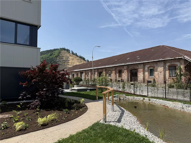 Biotop mit Holzsteg auf dem Firmengelände in Leoben