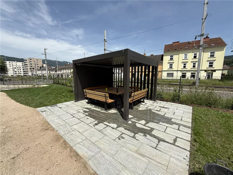 Pergola mit Sitzplatz für Pausen und Vorträge