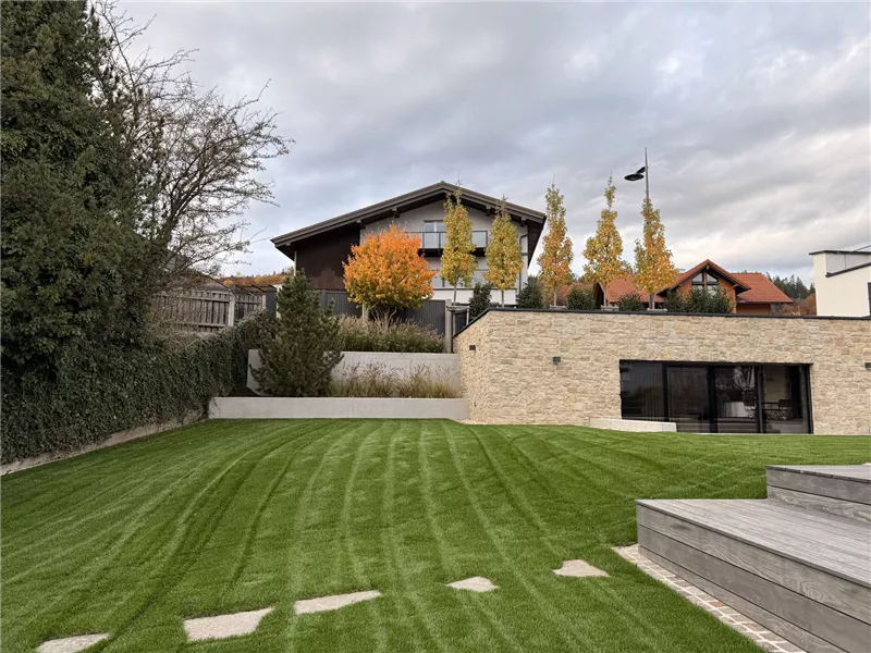 Rollrasen mit Trittplatten und Säulengehölzen als Sichtschutz in Bruck an der Mur