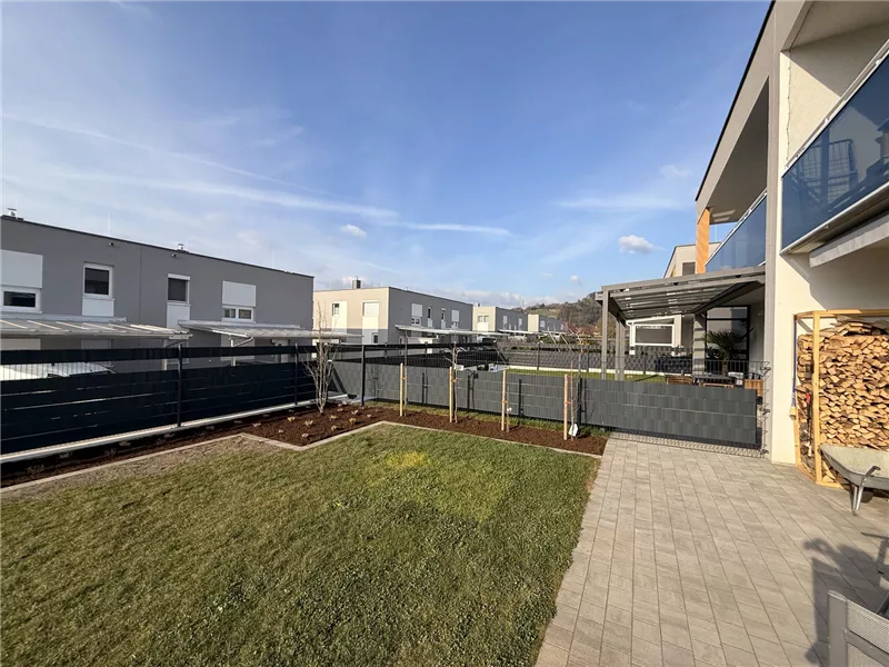 Weg entlang des Hauses zur Terrasse