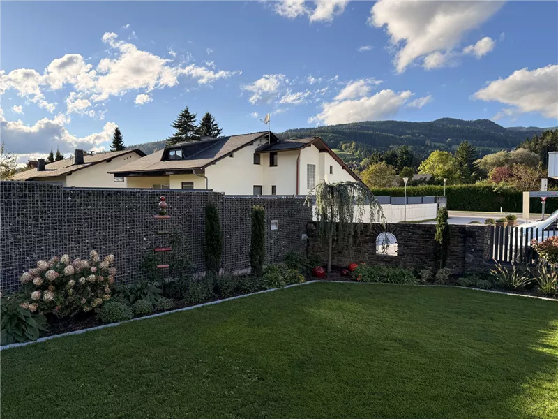 Beet mit Hortensien und Säulengehölzen am Gartenrand