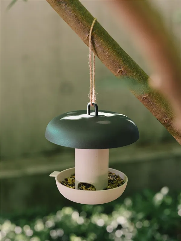 Elho Futtersäule Essential in Grün hängt im Baum