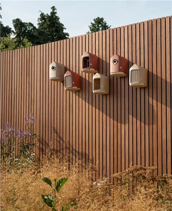 Elho Vogelhäuser und Futterhäuser an einer Holzwand im Garten
